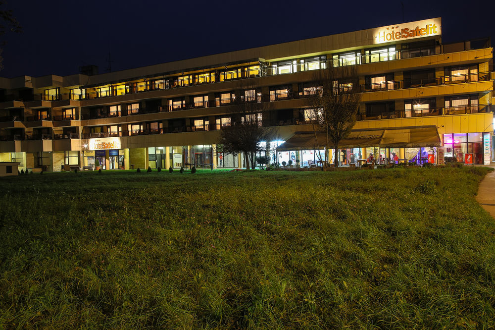 Hotel Satelit 皮耶什佳尼 外观 照片
