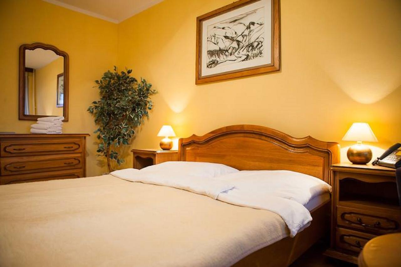 Hotel Satelit 皮耶什佳尼 外观 照片