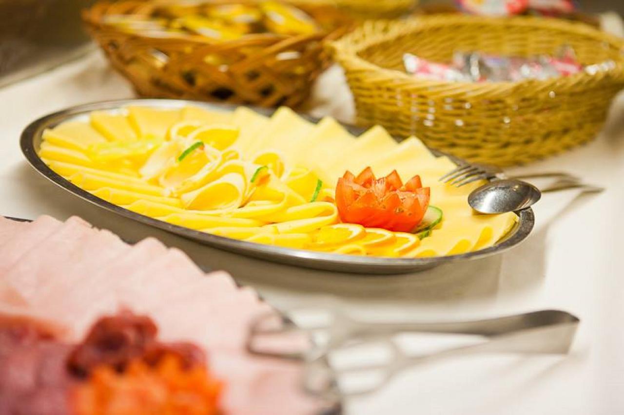 Hotel Satelit 皮耶什佳尼 外观 照片