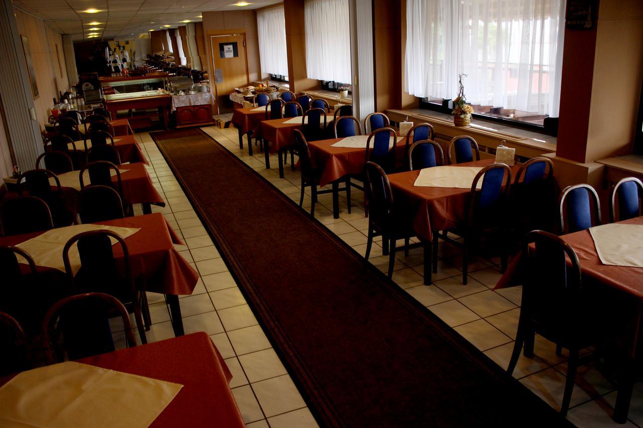 Hotel Satelit 皮耶什佳尼 外观 照片