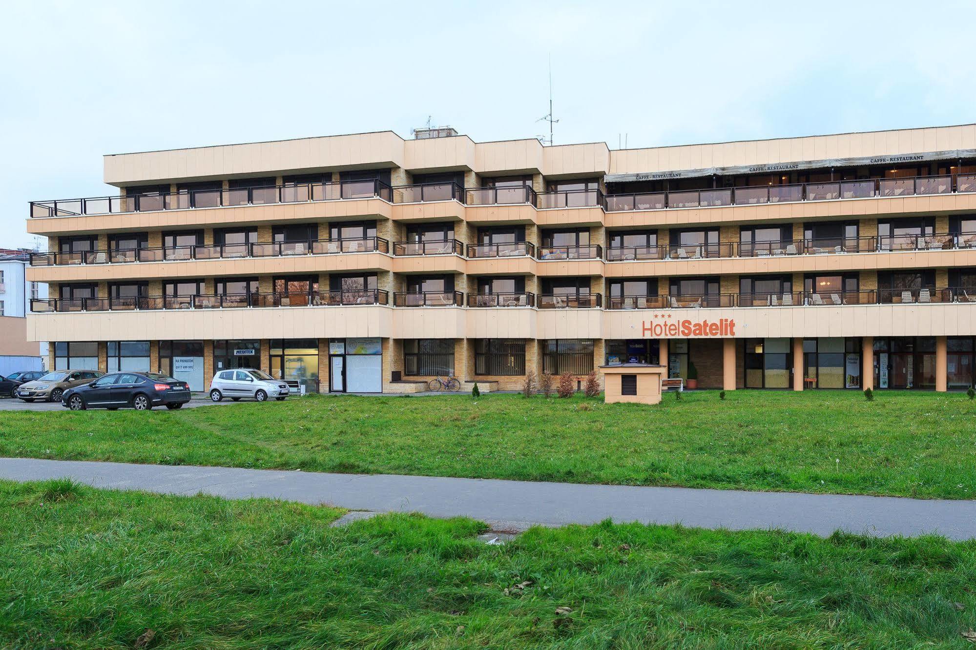Hotel Satelit 皮耶什佳尼 外观 照片