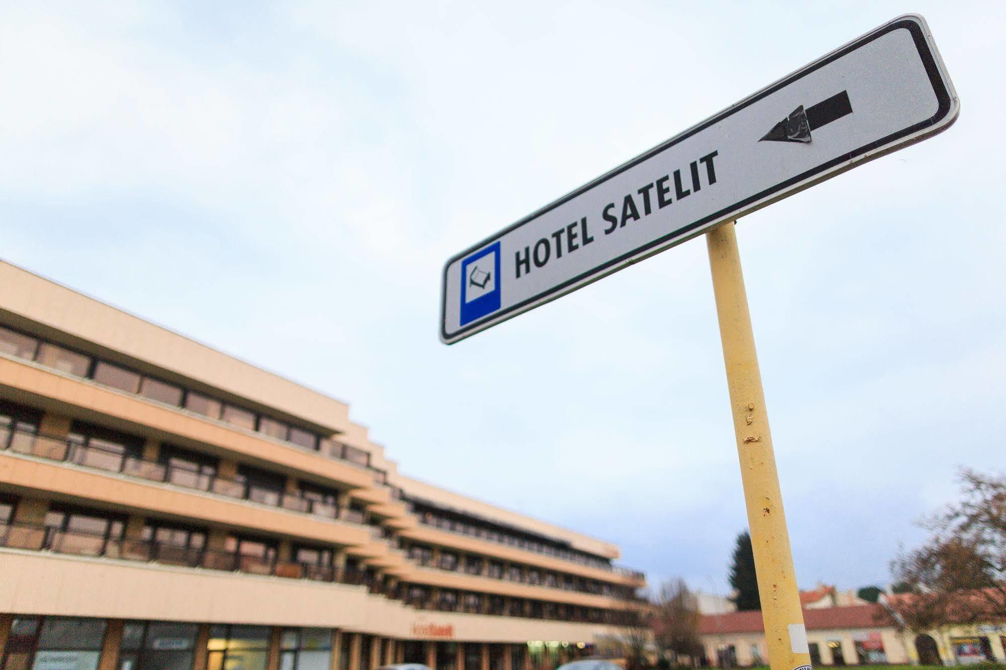 Hotel Satelit 皮耶什佳尼 外观 照片