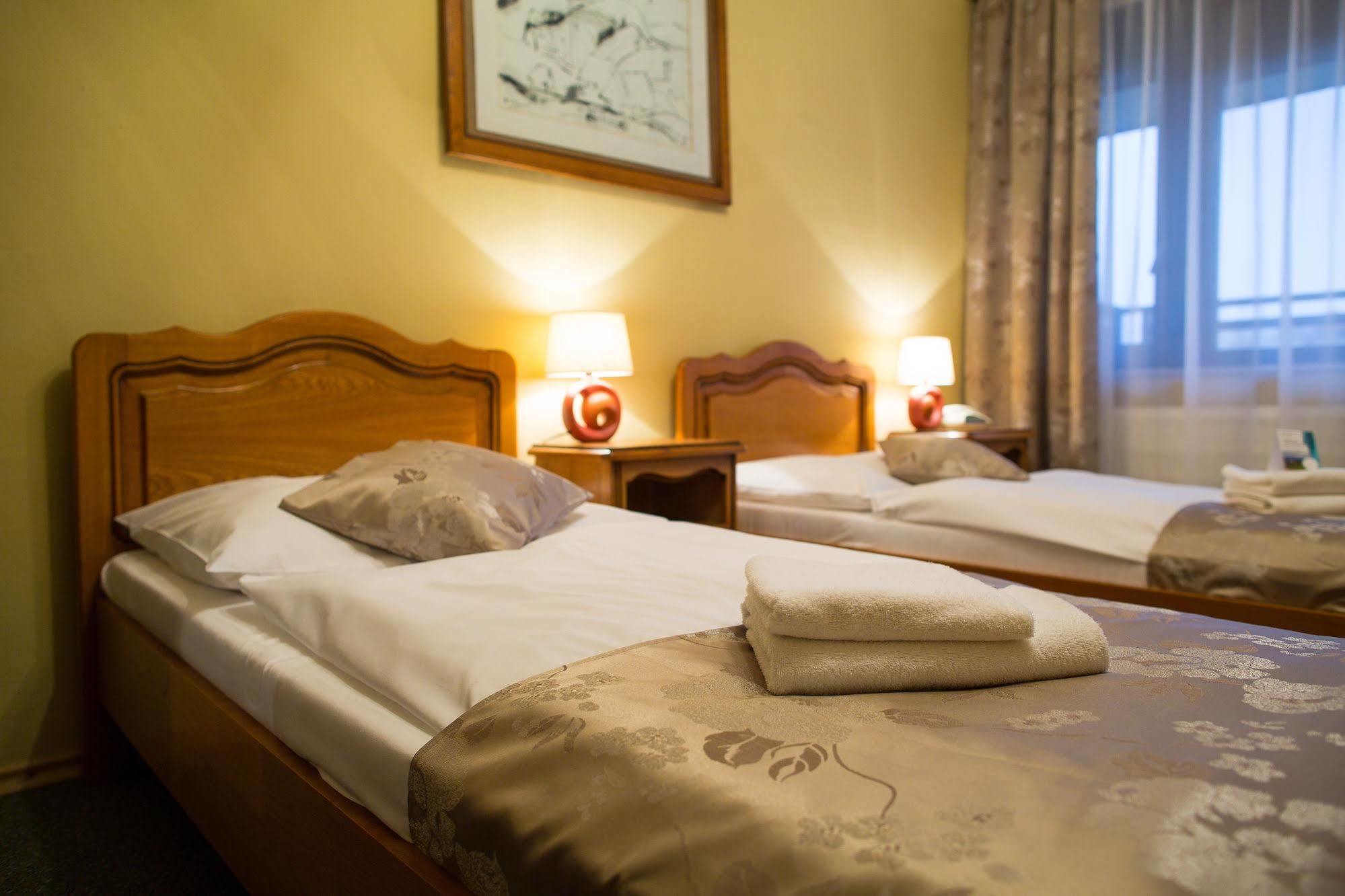 Hotel Satelit 皮耶什佳尼 外观 照片
