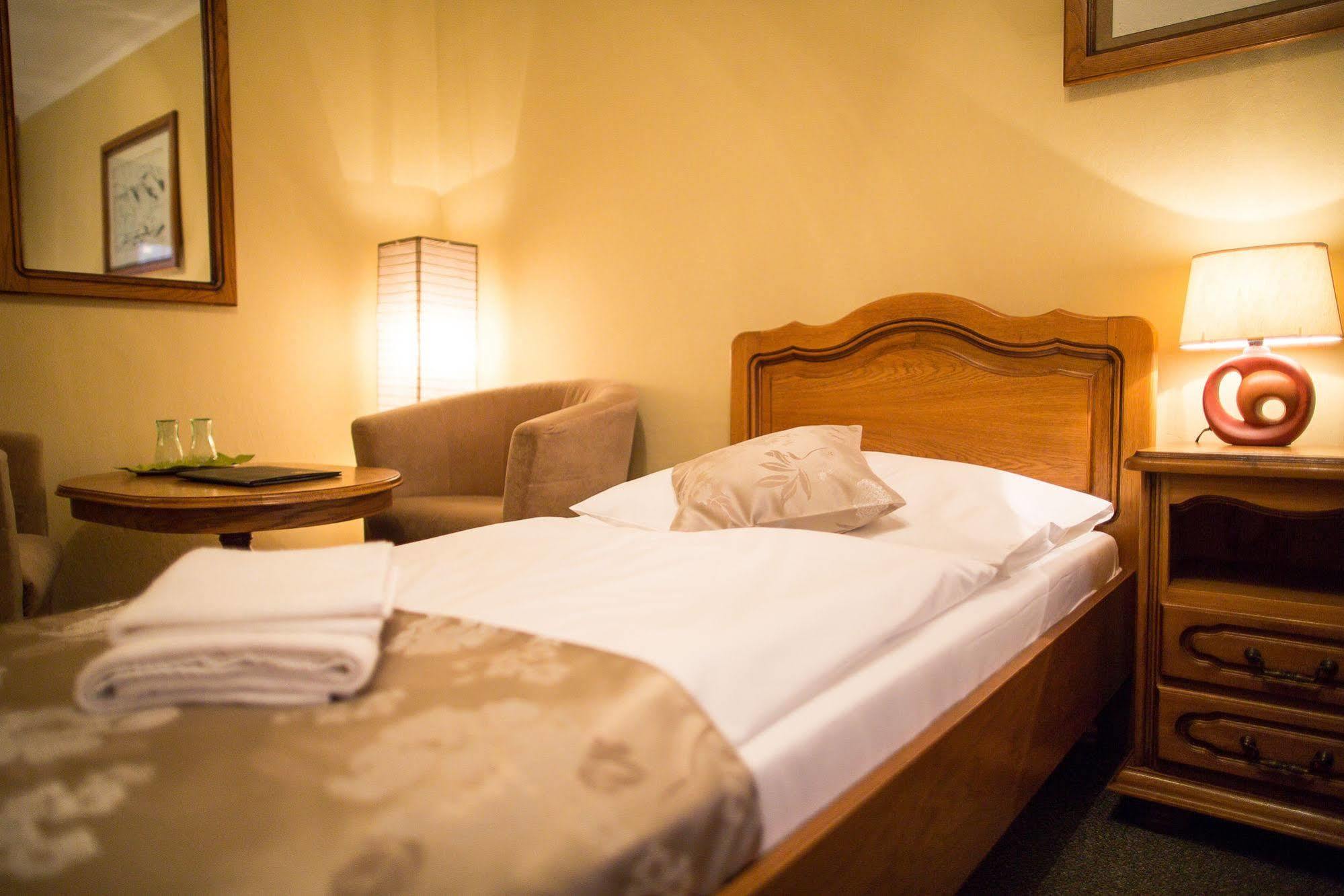 Hotel Satelit 皮耶什佳尼 外观 照片