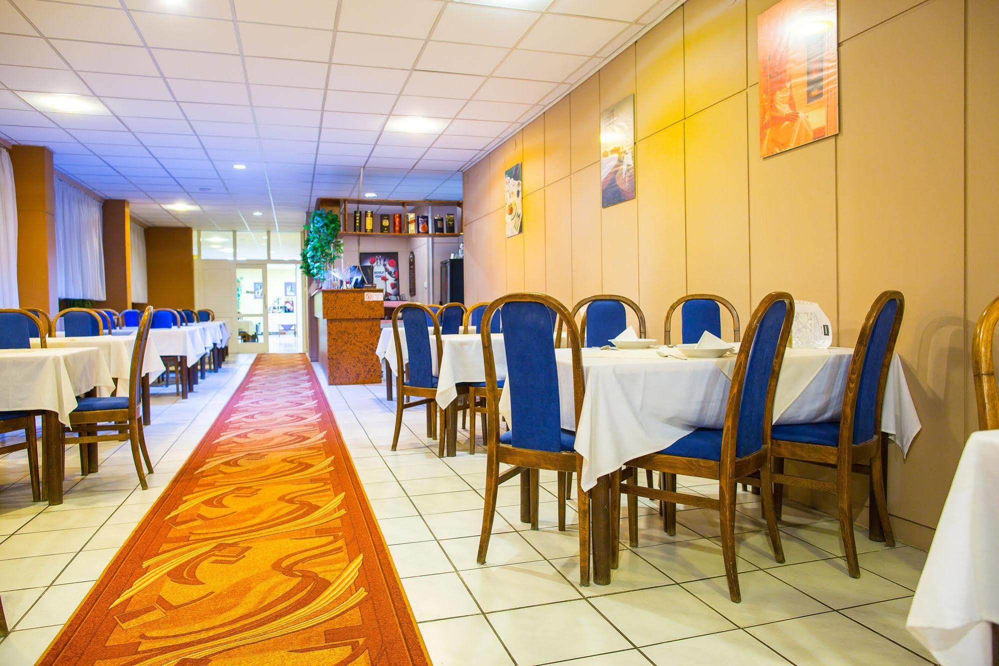 Hotel Satelit 皮耶什佳尼 外观 照片